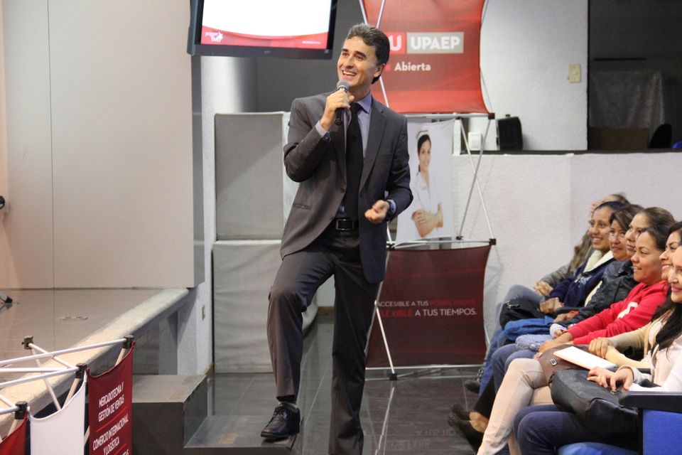 Carlos Cagigas con un grupo de la UPAEP